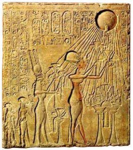 Akhenaten and family worshiping Aten