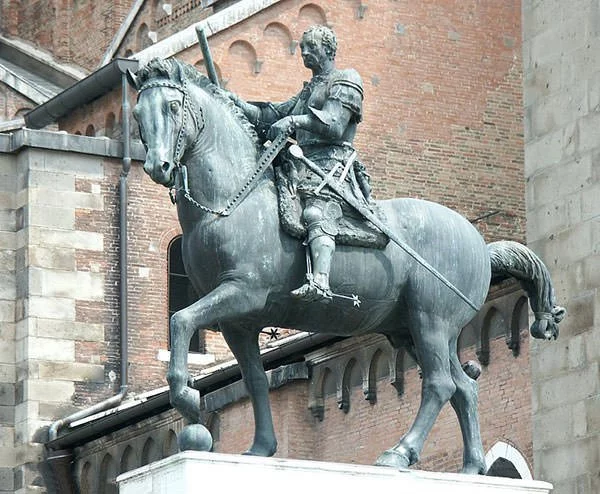 Equestrian statue of Gattamelata (1453) - Donatello