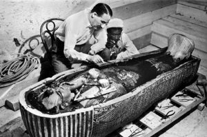 Howard Carter with Tutankhamun's mummy