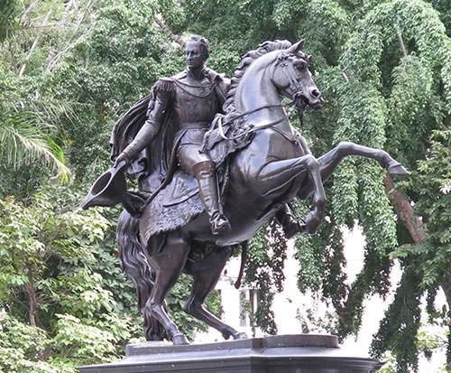Statue Av Simon Bolivar