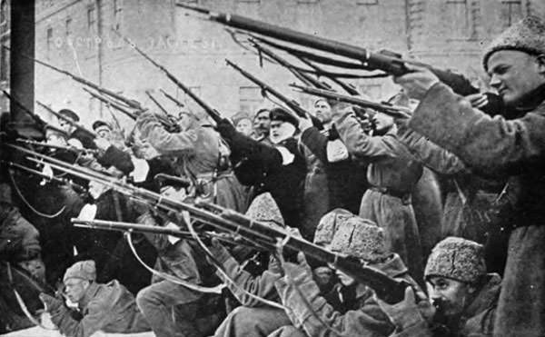 Revolutionaries attack during the 1917 February Revolution