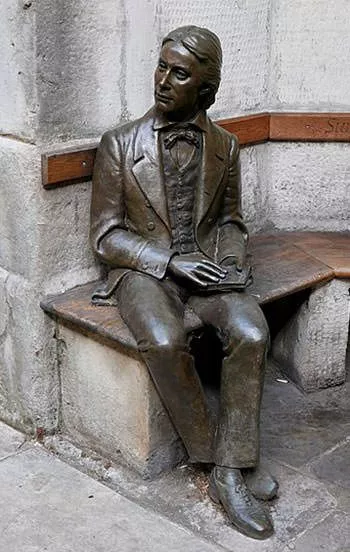 Statue of John Keats